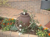 アプローチ脇の花壇 アプローチ脇の花壇